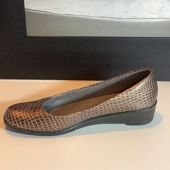 Easy Spirit Bronze Brown Reptile Print Slip On Low Heel Comfort Shoes Flats 10M - Picture 3 of 12